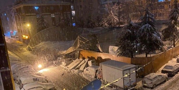 Eyüpsultan'da kar kütlesinin ağırlığına dayanamayan spor salonunun çatısı çöktü