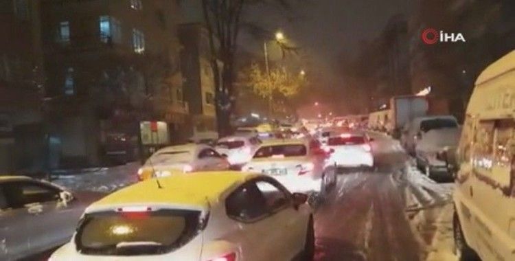 Başkent'te kar trafiği durma noktasına getirdi