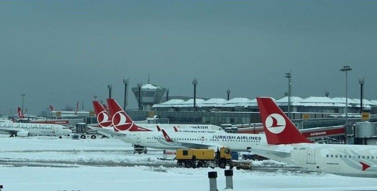 İstanbul Havalimanı'nda kar temizleme çalışmaları sürüyor