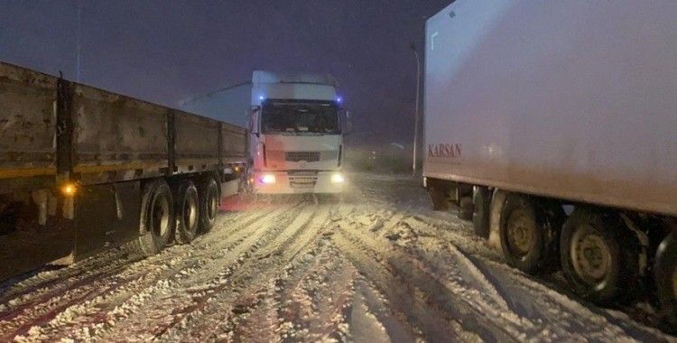 Adana-Ankara otoyolunda kar ve tipi trafiğini olumsuz etkiledi