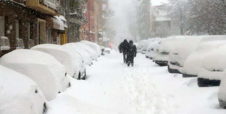 Yunanistan'da kar fırtınası: 3 ölü