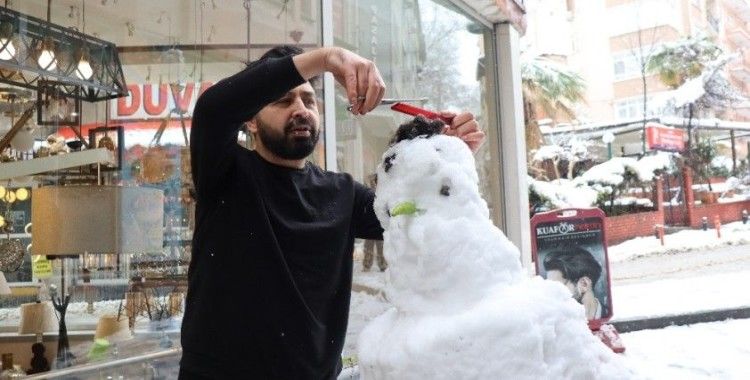 İzmitli berber müşteri bulamayınca kardan adamı tıraş etti