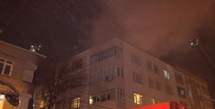 Zeytinburnu'nda 4 katlı binanın çatısı alev alev yandı