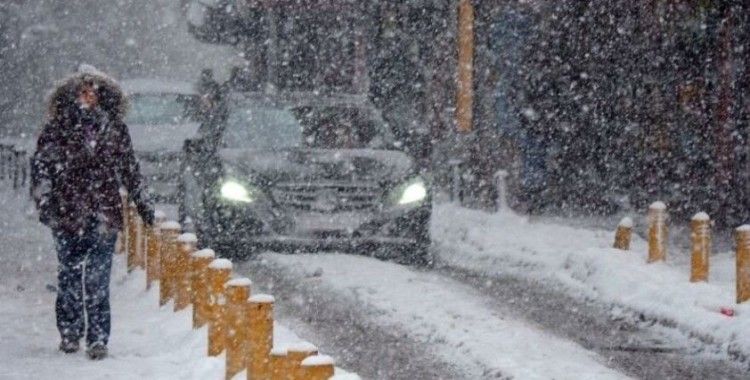 İstanbul'da kar şehri terk ediyor
