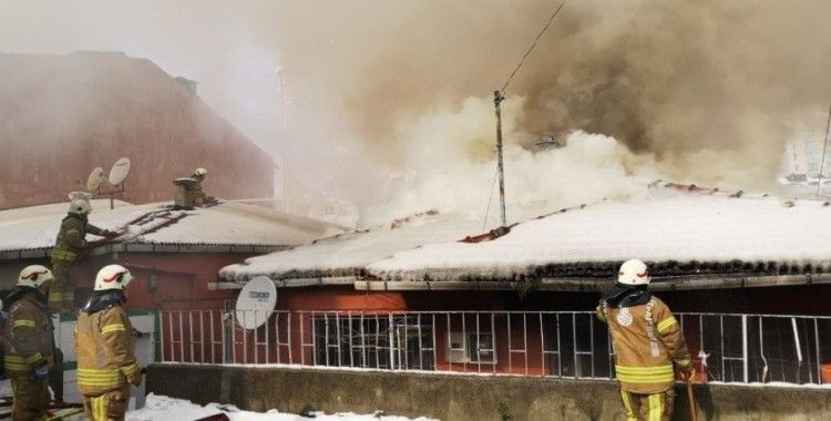 Ataşehir’de korkutan yangın: Patlama sesleri telaşa neden oldu