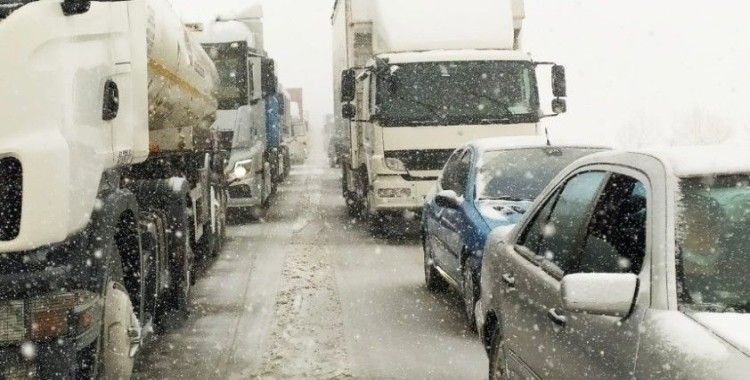 Bursa İzmir karayolu kaza ve tipi sebebiyle trafiğe kapandı