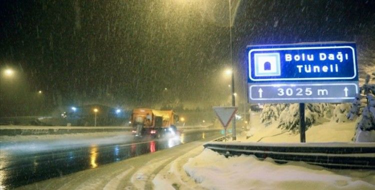 Bolu Dağı'nda kar yağışı etkisini arttırdı