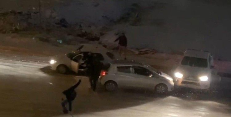  Elazığ’da kar yağışı etkili oldu, rampada kayan araçlar birbirine böyle çarptı