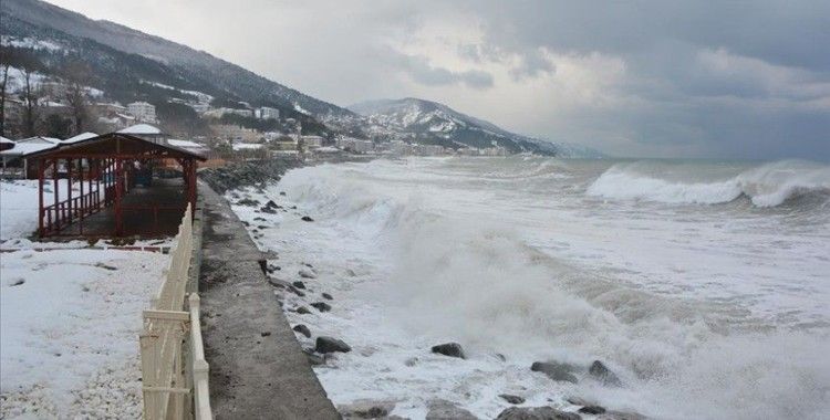 Kastamonu'da etkili olan fırtına nedeniyle Karadeniz'de 4 metre yüksekliğinde dalgalar oluştu