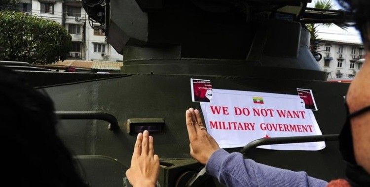 Myanmar'da protestocular İngiltere ve Kanada'nın cuntaya yaptırım kararına destek verdi