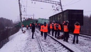 Rusya'da trenin raydan çıktığı kazada 25 vagon birbirine girdi