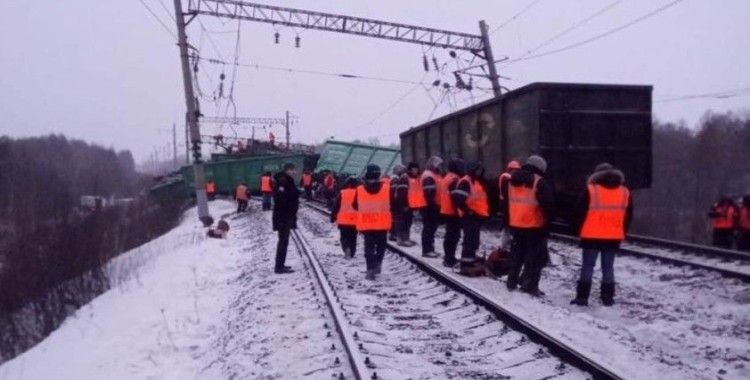Rusya’da trenin raydan çıktığı kazada 25 vagon birbirine girdi