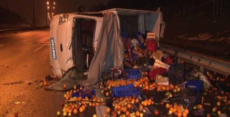 Otomobil ile çarpışan meyve yüklü kamyonet yan yattı: 1 yaralı