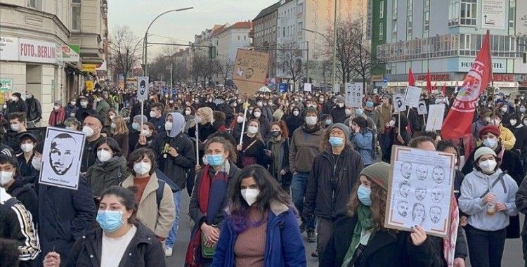 Almanya'da ırkçı terör saldırısında hayatını kaybedenlerin anıldığı yürüyüşe binlerce kişi katıldı