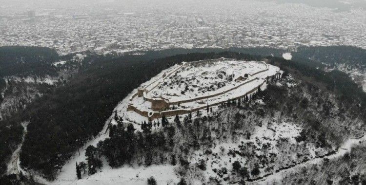 Tarihi Aydos Kalesi’nde kar yağışı kartpostallık görüntüler oluşturdu