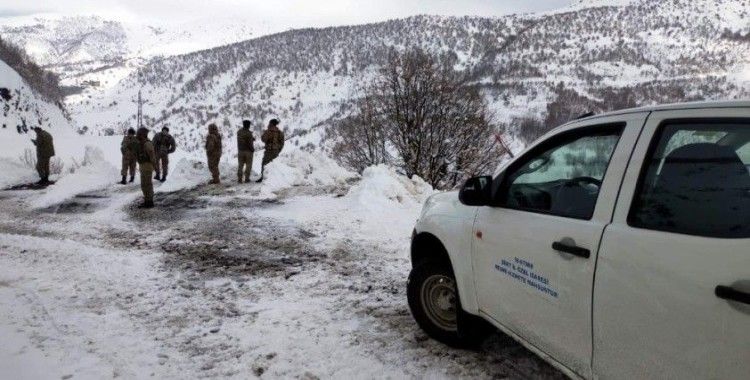 Siirt'te yola çığ düştü, mahsur kalan köy korucuları kurtarıldı