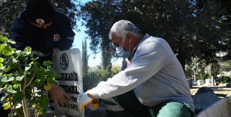 Adana'da aralarında şehit kabirlerinin bulunduğu tahrip edilen 79 mezar onarılıyor