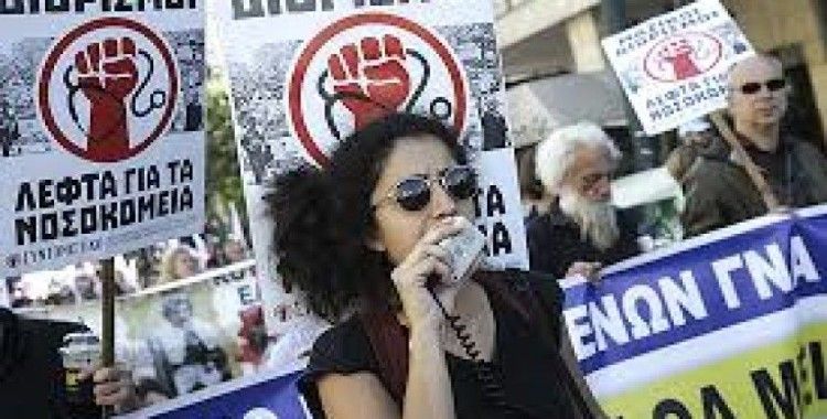 Atina'da doktorlar ve sağlık personelinden maaş protestosu