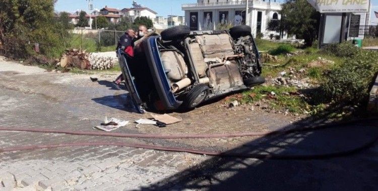 Antalya'da kaza yapan otomobil önce devrildi, sonra alev aldı