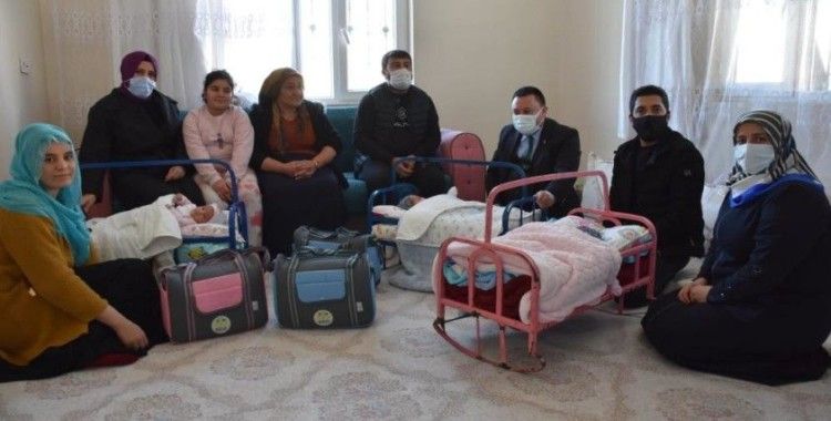 Başkan Beyoğlu'ndan üçüzleri olan aileye bebek çantası hediyesi