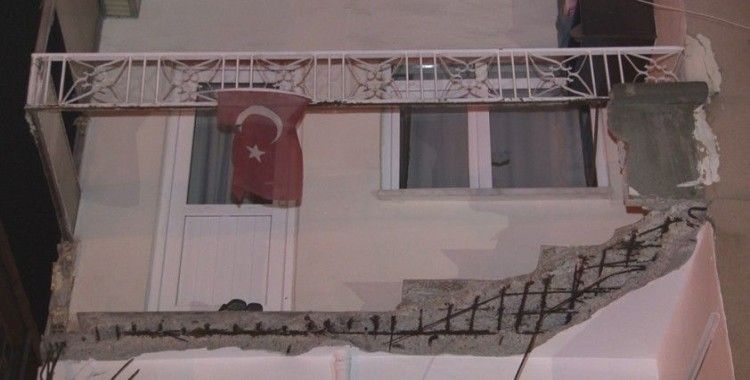 Zeytinburnu’nda bir binanın balkonu çöktü