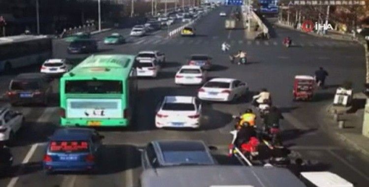 Çin’de 4 yaşındaki çocuk seyir halindeki aracın bagajından düştü