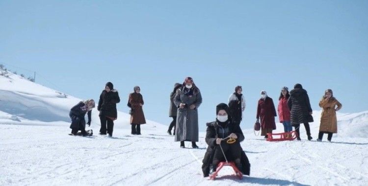 Bitlisli kadınların kayak keyfi