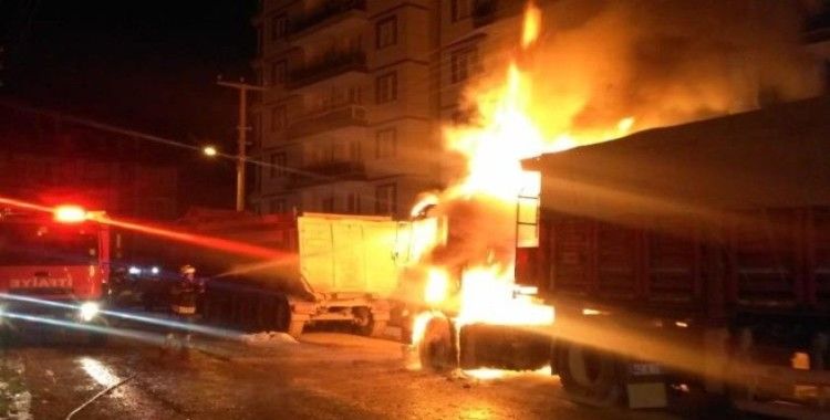 Konya'da park halindeki tır yandı