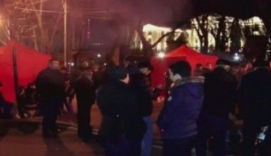 Protestocular Başbakan Paşinyan'ın istifasını bekledi