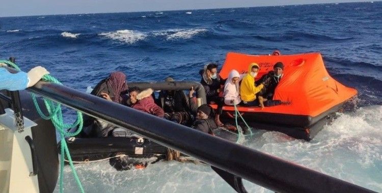  İzmir açıklarında Yunun unsurlarınca geri itilen 31 düzensiz göçmen kurtarıldı