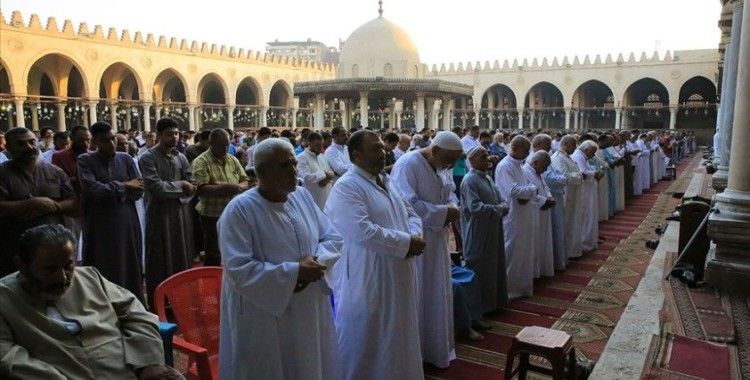Mısır'da cuma namazına izin verilen camilerde teravih kılınabilecek