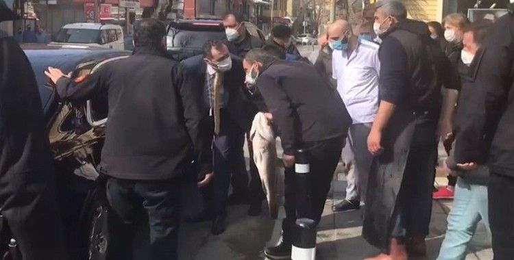 Cumhurbaşkanı Erdoğan Çengelköy'deki bir balıkçıdan alışveriş yaptı