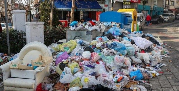 Maltepe Belediyesi işçilerinin grevi nedeniyle sokaklardaki çöpler 5 gündür toplanmıyor