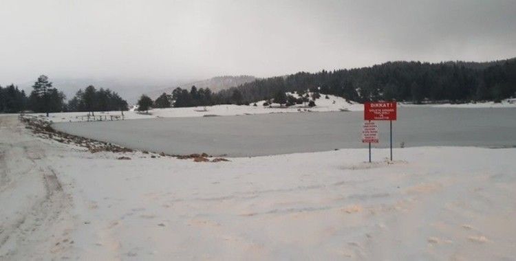 Doğal güzellikleriyle dikkat çeken Karagöl Yaylası göleti buz tuttu
