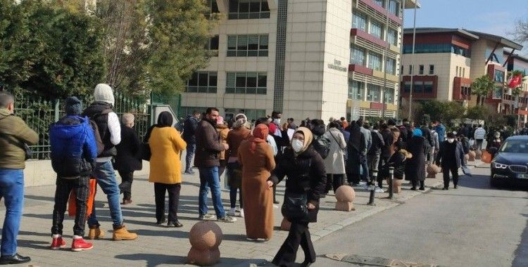  İstanbul’da vergi dairesi önünde uzun kuyruklar