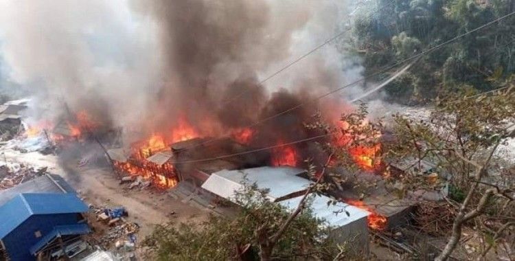 Nepal'de büyük yangın: 40 ev yandı