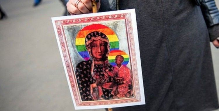 Polonya'da Meryem Ana'yı LGBTİ sembolüyle tasvir edip yargılanan aktivistler beraat etti