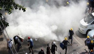 Myanmar'da güvenlik güçleri protestoculara ateş açmaya devam ediyor