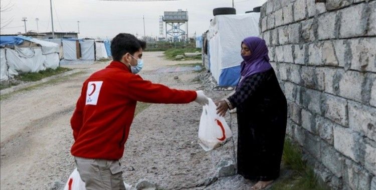Türk Kızılaydan Erbil'de mülteci kampı sakinlerine ekmek yardımı
