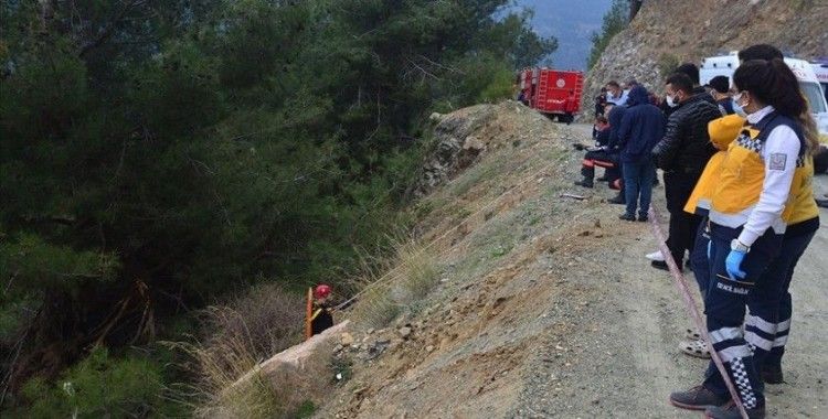 Mersin'de hafif ticari araç uçuruma devrildi: 1 ölü, 4 yaralı