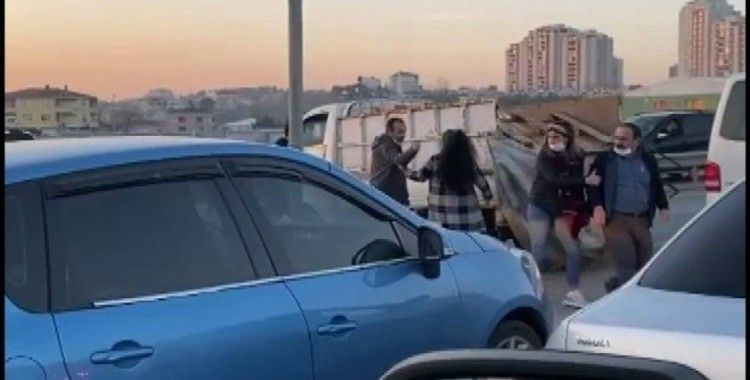 Şile’de trafik terörü: Aracın kapısını açıp, sürücüyü darbettiler