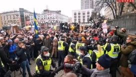 Stockholm'de yüzlerce kişi Covid-19 önlemlerini protesto etti: 6 yaralı