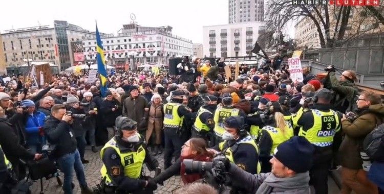 Stockholm'de yüzlerce kişi Covid-19 önlemlerini protesto etti: 6 yaralı