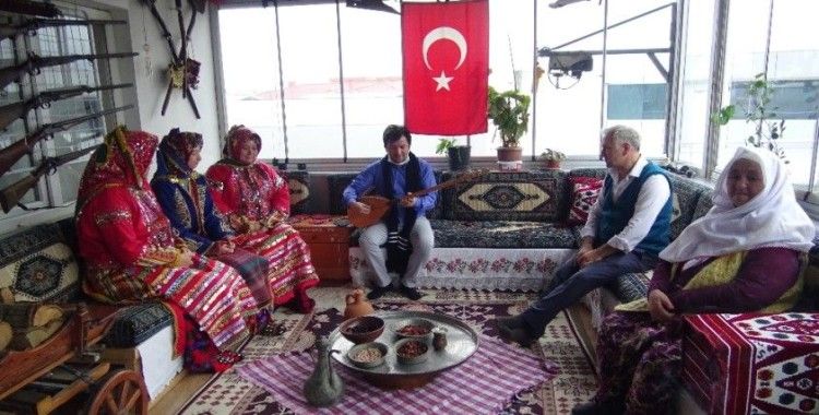 Bursa’da evlerinde biriktirdikleri antika eşyalarla Yörük kültürünü yaşatıyorlar