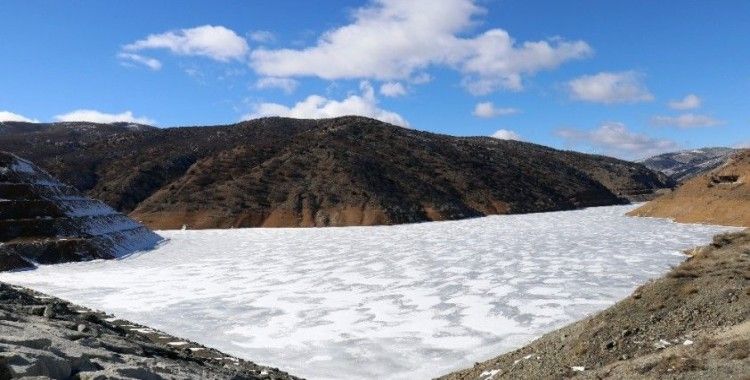 Gümüşhane'de soğuk hava baraj gölünü dondurdu