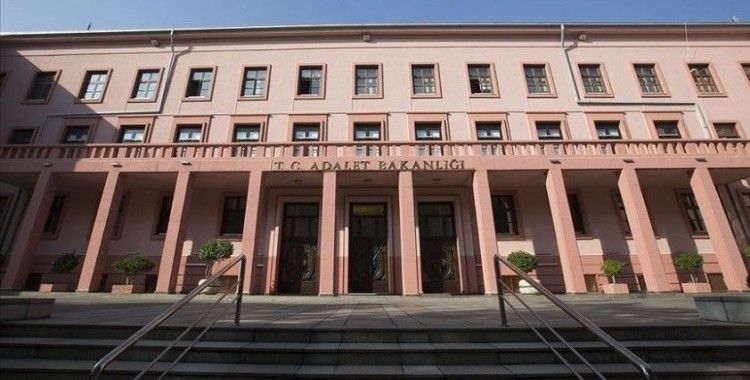 Adalet Bakanlığı, adliyelerde görev yapmak üzere 10 işaret dili tercümanı istihdam edecek