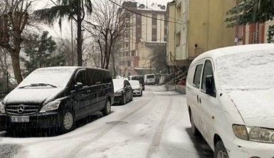 Eyüpsultan'da yollar beyaza büründü, araçlar ilerlemekte güçlük çekti