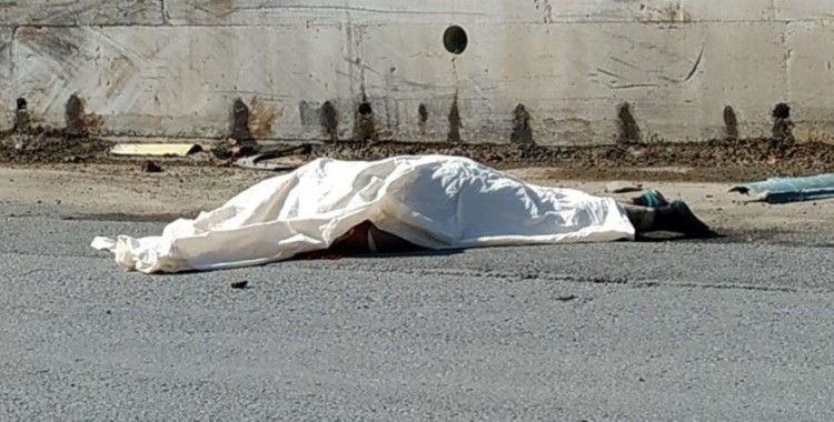 Arnavutköy’de freni boşalan kamyondan atlayan şoför, feci şekilde hayatını kaybetti