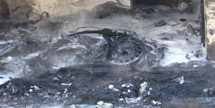 Trabzon'da lastikçi dükkanında yangın