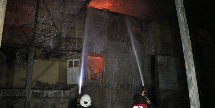 Tarihi evlerin yanındaki ahşap binada çıkan yangın korkuttu